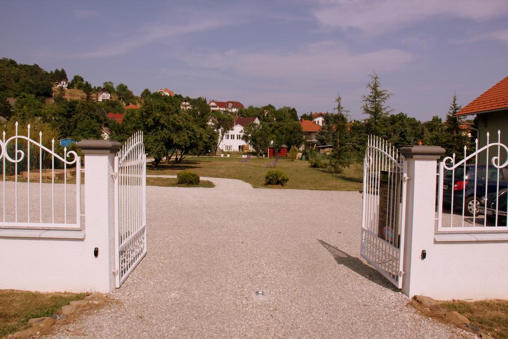 Villa Astoria Balatongyörök エクステリア 写真