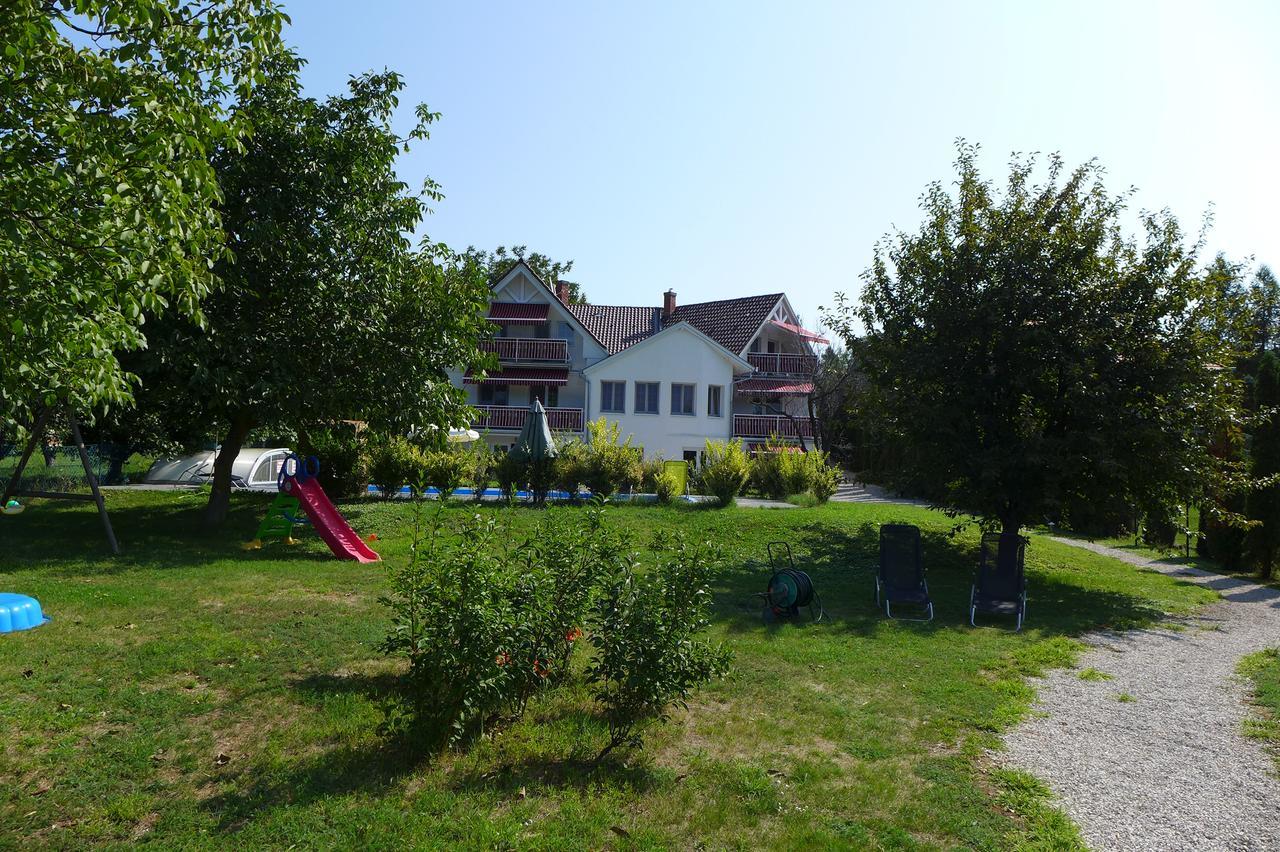 Villa Astoria Balatongyörök エクステリア 写真